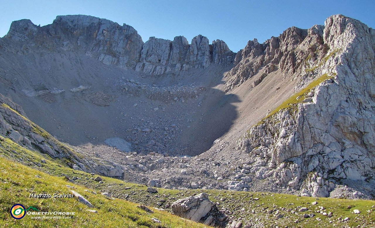 22 Il Mandrone. Sembra l'immenso cratere sventrato di un vulcano....JPG